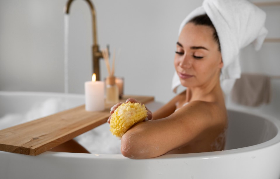 Сколько лежать в ванне с солью