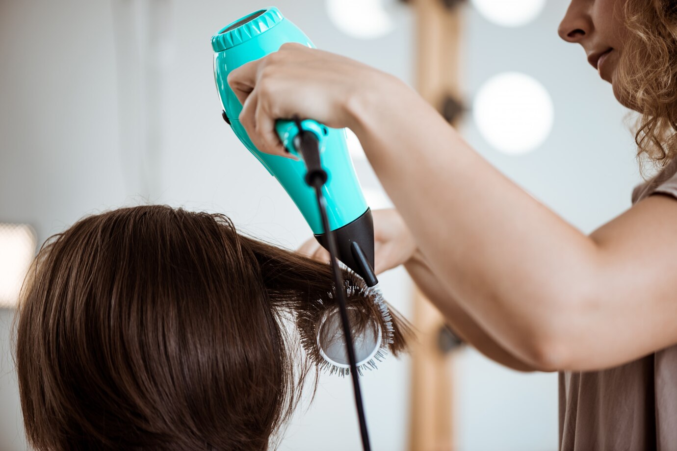 Выпрямление волос с помощью брашинга